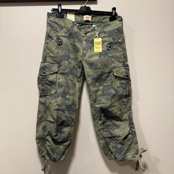 NWT Vintage Levi’s Camo Cargo Capri Pants Y2K Utility 2006 Size 9 - Picture 2 of 8